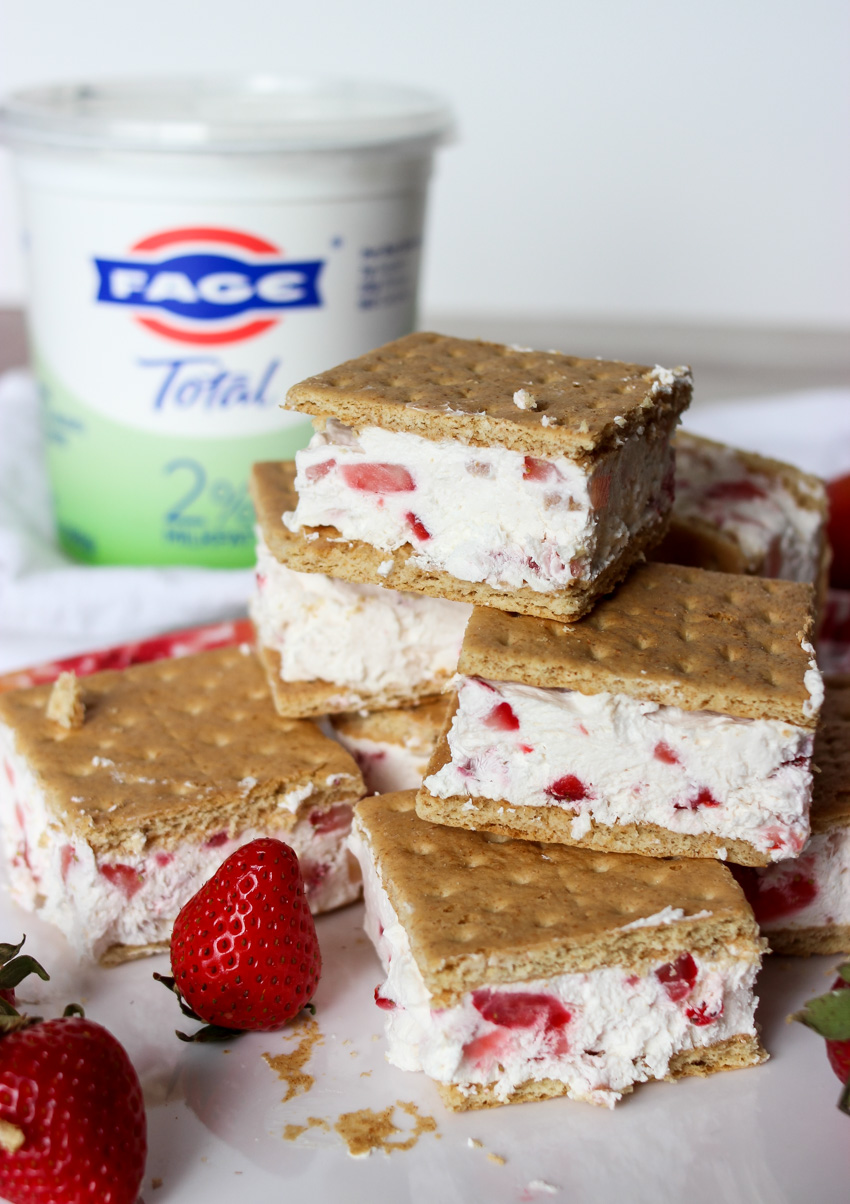 healthy frozen greek yogurt strawberry ice cream sandwiches #icecream #healthysnack #healthydessert #summerfood #greekyogurt